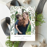 Elegantes Winter Watercolor Grüne Botanisches Foto Feiertagskarte<br><div class="desc">Diese elegante und klassische Urlaubskarte bietet einen schönen Hintergrund aus Aquarellkiefern, Eukalyptus und Beeren auf weißem Hintergrund. Das ausgeschnittene Foto ist gewölbt. Der bearbeitbare Gruß auf der Vorderseite sagt "Glücklichste Ferien". Die Rückseite der Karte ist ein koordinierendes Blattmuster, das auf Wunsch entfernt werden kann. Sie können auch ein anderes Foto...</div>