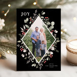 Elegantes Winter Watercolor Grüne Schwarzes Foto Feiertagskarte<br><div class="desc">Diese elegante und festliche Urlaubsfotokarte besticht durch einen wunderschönen geometrischen Rahmen von Aquarellen, Eukalyptus und Beeren auf einem schicken schwarzen Hintergrund. Der bearbeitbare Gruß auf der Vorderseite sagt "JOY". Die Rückseite der Karte ist ein koordinierendes Blattmuster, das auf Wunsch entfernt werden kann. Sie können auch ein anderes Foto und/oder einen...</div>