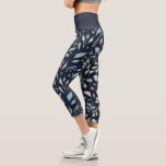 elegantes winterblaues Blattwerk Capri Leggings<br><div class="desc">elegantes blaues Winterfolienmuster für ein niedliches Capri-Leggings-Paar</div>