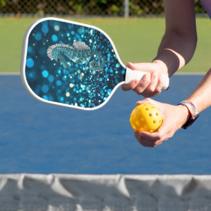 Eleganz in Motion: Aqua Seepferd über Aqua Bokeh Pickleball Schläger