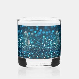 Eleganz in Motion: Aqua Seepferd über Aqua Bokeh Whiskyglas