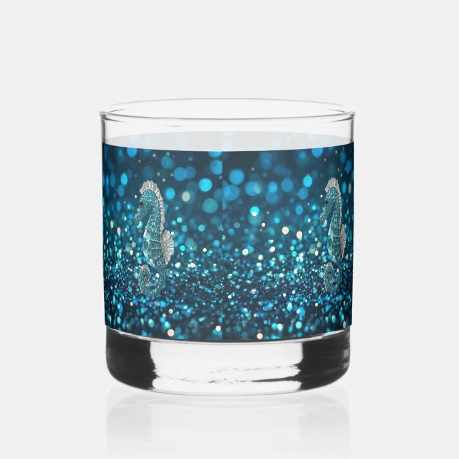 Eleganz in Motion: Aqua Seepferd über Aqua Bokeh Whiskyglas (Vorderseite)