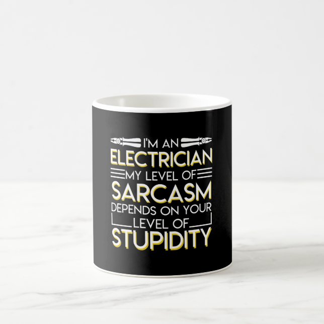 Elektriker-Sarkasmus hängt von der Dummheit ab Kaffeetasse (Mittel)