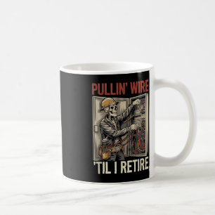 Elektriker-Totenkopf zieht Draht bis ich in Rente Kaffeetasse