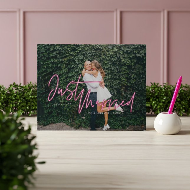 Elektrische Liebe Neon Pink Nur verheiratet Foto Gästebuch (Electric Love Neon Pink Just Married Photo Guest Book)