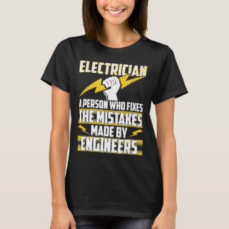 Elektrische Person, die die Fehler von T-Shirt