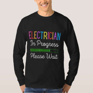 Elektro in der Entwicklung Bitte warten Sie, künft T-Shirt