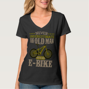 Elektrofahrrad alter Mann mit einem E-Bike T-Shirt