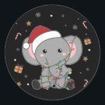 Elephant Christmas Snow Winter Animals Elephants C Runder Aufkleber<br><div class="desc">Der Elefant zu Weihnachten mit Feenlicht. Hübsche Tiere mit Geschenken und Schnee für den Urlaub. Auch lustig für Weihnachten im Juli. Elefanten sind niedliche Tiere und perfekt zu Weihnachten.</div>