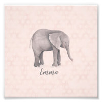 Elephant Girl mit rosa geometrischem Hintergrund