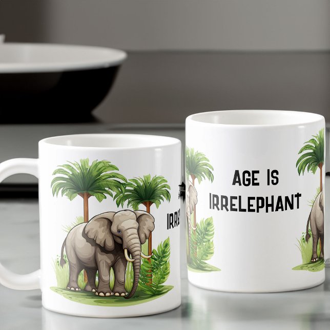 Elephant im Dschungelspiel auf Worten Sonniger Geb Kaffeetasse (Age is Irrelephant Funny Birthday Mug)