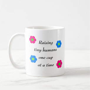 Élevant les humains minuscules une tasse à la fo