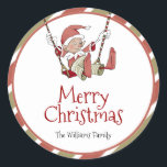 Elf Christmas-Geschenk-Tag-Sticker Runder Aufkleber<br><div class="desc">Elf Weihnachtsgeschenk Tag Sticker - Dieser kleine Elf ist für den großen Weihnachtsspass gewartet. Whimsikale Wasserfarben und saisonale Typografie ergänzen das Design. Personalisieren Sie dieses niedliche elf Design mit Ihren Details einfach und schnell. Drücken Sie die Schaltfläche Anpassen, um den Stil und die Position des Textes weiter zu verändern und...</div>