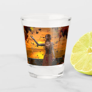Elf in sinkenden Blätter gegen einen Sonnenunterga Schnapsglas