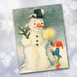 Elf und Snowman Vintage Weihnachten Postkarte<br><div class="desc">Eine der Elfen des Weihnachtsmannes hält eine beleuchtete Kerze für einen Schneemann,  um in diesem wunderschönen Kunstbild aus der Viktorianischen Zeit zu sehen. Feiern Sie die Ferien auf die alte Art und Weise!</div>