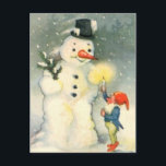 Elf und Snowman Vintage Weihnachten Postkarte<br><div class="desc">Eine der Elfen des Weihnachtsmannes hält eine beleuchtete Kerze für einen Schneemann,  um in diesem wunderschönen Kunstbild aus der Viktorianischen Zeit zu sehen. Feiern Sie die Ferien auf die alte Art und Weise!</div>