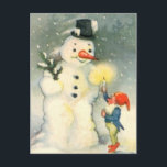 Elf und Snowman Vintage Weihnachten Postkarte<br><div class="desc">Eine der Elfen des Weihnachtsmannes hält eine beleuchtete Kerze für einen Schneemann,  um in diesem wunderschönen Kunstbild aus der Viktorianischen Zeit zu sehen. Feiern Sie die Ferien auf die alte Art und Weise!</div>