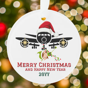 Elfe mignon dans un avion et chapeau de Père Noël,