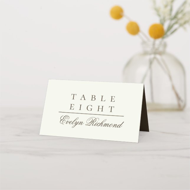 Elfenbein-Minimalist-Kaffee-Script-Falt-Hochzeit Platzkarte (Vorderseite)
