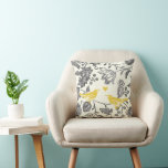 Elfenbein und Gelbgraue Vintage Blütenvögel Kissen<br><div class="desc">Bauernhaus Gelb Grau und Elfenbeinflora Muster Pillow Vintage Vögel und Vintage florale englische Cottailcore Ästhetische Muster. Oben oder unten suchen Sie nach der Kollektion, um fast das gleiche Muster mit leichten Variationen auf Weiß zu sehen, oder wenn Sie dieses exakte Muster bevorzugen, aber weiß gewollt, dann klicken Sie einfach auf...</div>