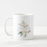 Elfenbein-weiße Rosen-Blumenbrautjungfer Kaffeetasse<br><div class="desc">Chic und weiße Blumenausrüstungsbeschreibungen des eleganten Elfenbeins die Titel Brautjungfer und 1 Linie personalisierter Text unten. Aller Text kann redigiert werden, die Farbe, Schriftart und die Größe der geändert werden. Machen Sie ein für jedes des Brautparty. Er schaut in den erhaltenen bereiten Fotos groß. Diese Kaffee-Tasse ist ein Teil der...</div>