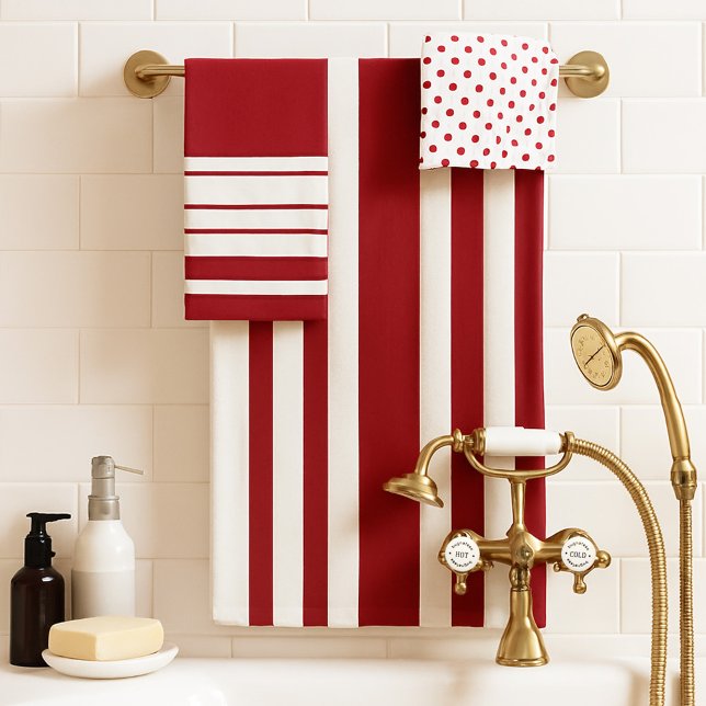 Elfenbeinburgundy Stripes Polka Dots Badhandtuch Set (A classic bathroom towel set in ivory and burgundy with stripes and polka dots)