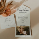 Elfenbeinküche sehr frohe Weihnachtsbriefe zerreiß All In One Einladung<br><div class="desc">Dieses Ivory Very Merry Christmas Letter Tear Off Foto All in One Invitation design besticht durch eine raffinierte, helle Creme mit einer Mischung aus schwarzer Schrift und klassischer Kalligraphie, gepaart mit einem minimalistischen Boho-Stil, der ein perfektes Gleichgewicht zwischen sauberer moderner Eleganz und Vintager Eleganz schafft. Dieses charmante Design ist ein...</div>
