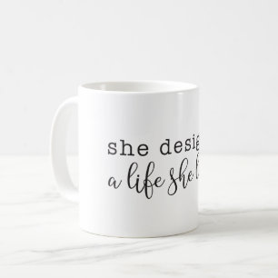 "Elle a conçu une vie qu'elle aime" Café Mug