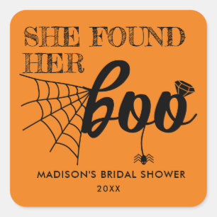 Elle a trouvé ses autocollants de mariage "Boo"