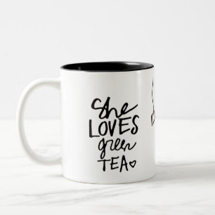 elle aime la tasse de thé vert