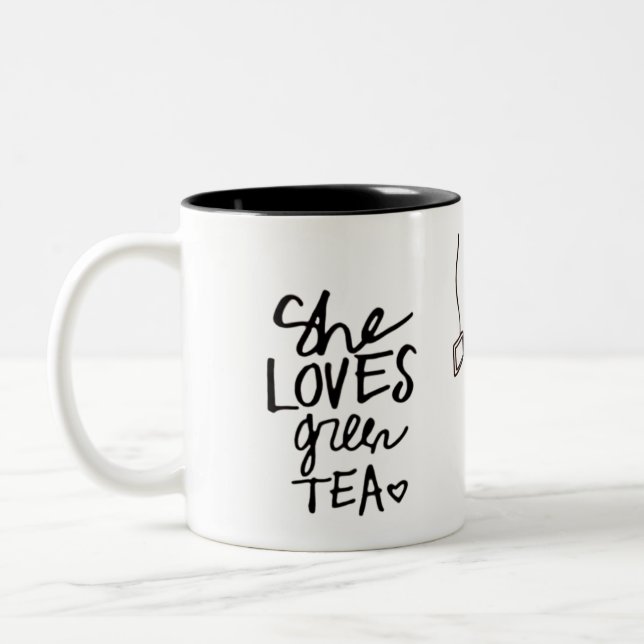 elle aime la tasse de thé vert (Gauche)