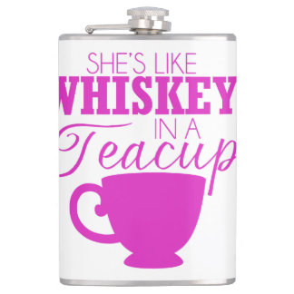 Elle est comme le whiskey dans un flacon de tasse