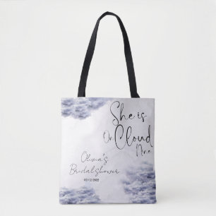 Elle est sur le sac fourre-tout de nuage neuf