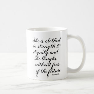elle est vêtue dans la tasse de citation de force