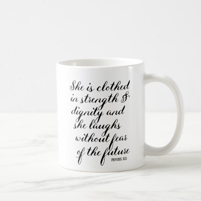 elle est vêtue dans la tasse de citation de force (Droite)