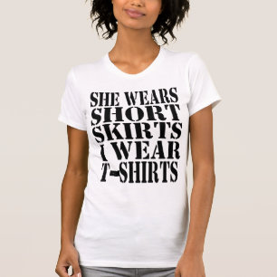 elle porte des jupes courtes et des t-shirts