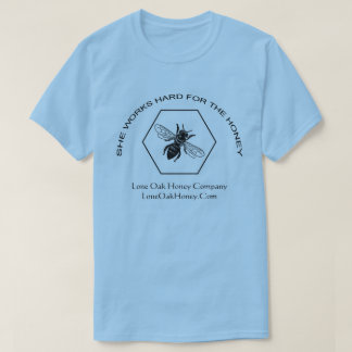 Elle travaille dur pour le T-shirt de miel