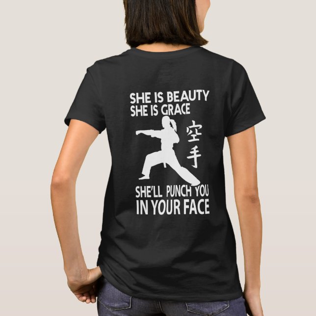 Elle vous poinçonnera dans votre T-shirt de karaté (Dos)