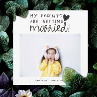 Eltern, die ein Foto mit Kindern Save the Date bek