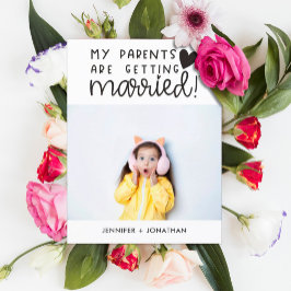 Eltern, die ein Foto mit Kindern Save the Date bek Ankündigungspostkarte