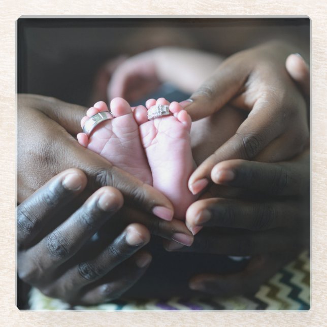 Eltern-Hände, die Baby-Füße halten Glasuntersetzer (Vorderseite)