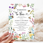 Eltern zu Bee Wildblume & BumbleBee Baby Shower Einladung<br><div class="desc">Adorable Pärchen Baby Dusche Einladung - Design bietet eine Vielzahl von bunten Aquarell-Wildblumen und Hummeln. Die Vorlage enthält das niedliche Sprichwort 'ELTERN TO-BEE' mit einem Kalligraphieskript und Serif-Schriftart. Die Rückseite hat einen geschlechtsneutralgelben Aquarell-Hintergrund,  also ist es perfekt für einen kleinen Jungen oder ein Mädchen!</div>