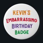 Embarassing Funny Birthday Abzeichen Button<br><div class="desc">Das Geschenk,  das auf das Geben von Jahr zu Jahr behalte! Wer Liebe kein Abzeichen zum Geburtstag?! Mit diesem Abzeichen können Sie es jedes Jahr wiederverwenden!</div>