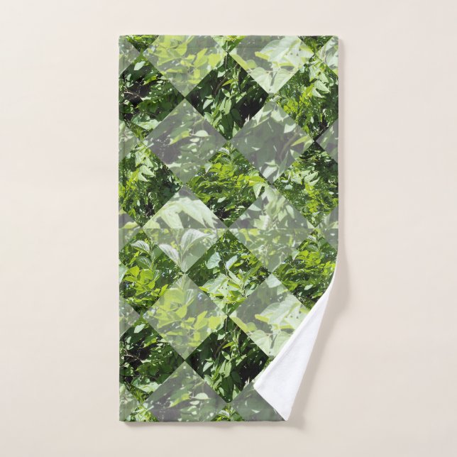 Emerald Elegance: Grüne Blätter in Diamantschnitt, Handtuch (Handtuch)