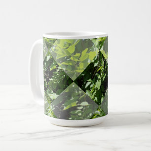 Emerald Elegance: Grüne Blätter in Diamantschnitt, Kaffeetasse