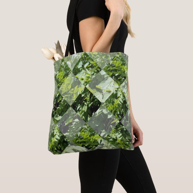 Emerald Elegance: Grüne Blätter in Diamantschnitt, Tasche (Von Nahem)