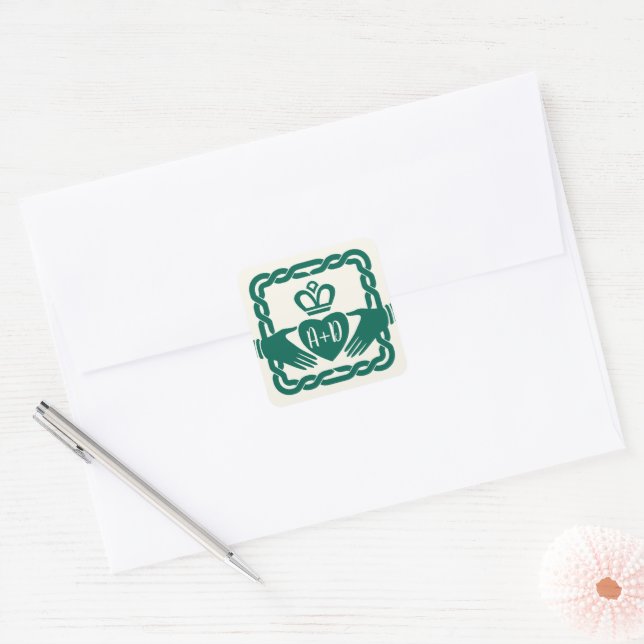 Emerald Green Celtic Knot Claddagh Wedding Quadratischer Aufkleber (Umschlag)