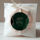 Emerald Green Gold Agate Script Wedding Runder Aufkleber<br><div class="desc">Dieser elegante,  moderne Hochzeitsaufkleber besticht durch eine smaragdgrüne Aquarellfarbe,  die durch ein mit Imitaten vergoldetes Glitzer besticktes Geoddesign geprägt ist. Der goldfarbene Text lässt sich leicht anpassen,  mit den Namen der Braut und des Bräutigams in handschriftlicher Kalligraphie über einen großen Ampersand und dem unten angegebenen Hochzeitstermin.</div>