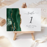 Emerald Green Gold Agate Wedding Tischnummer<br><div class="desc">Der links Rand dieser eleganten,  modernen Hochzeitskarte mit einer smaragdgrünen Aquarellgrenze,  die mit Imitaten mit goldenem Glitzer bestickt ist,  zeichnet sich durch einen smaragdgrünen Aquarell aus. Der anpassbare Text kombiniert handgeschriebene Holzkohle,  kursiv und kopperplate Schriftart auf weißem Hintergrund.</div>