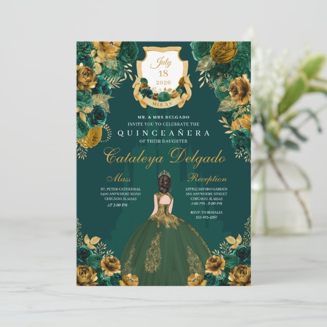Emerald Green & Gold Floral Elegantes Quinceñera Einladung (Stehend Vorderseite)